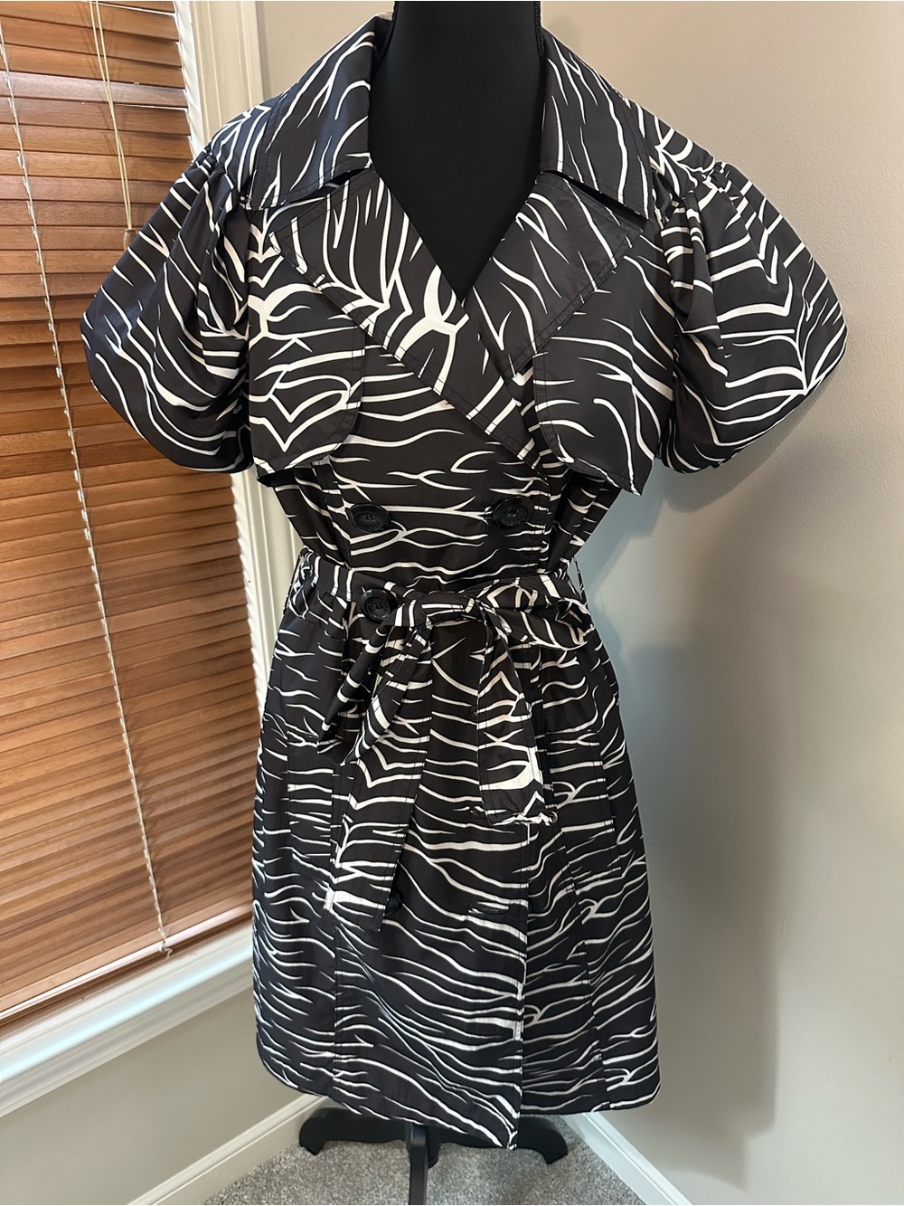 Vertigo Paris Black & White Printed Puff Sleeve Trench Coat